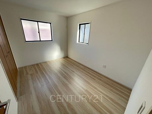 2面採光の明るい洋室です。