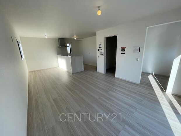 大きいソファーがおける広々リビング