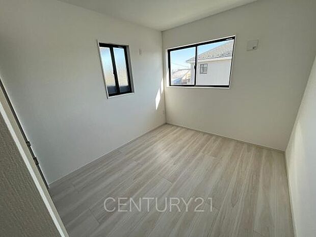 2面採光の明るい洋室です。