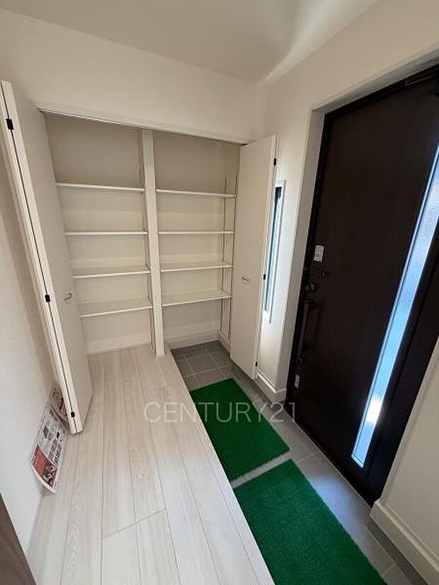 高さ調整可能な棚付きで、沢山の収納が可能です。