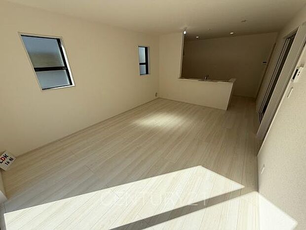 大きいソファーがおける広々リビング