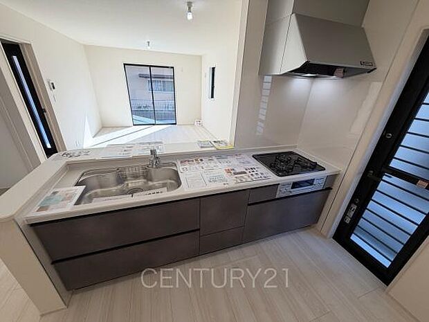 シンクも大きく洗い物もしやすい浄水器付。シャワーヘッドは引き出し可能、シンクの隅々まで洗い流せます。