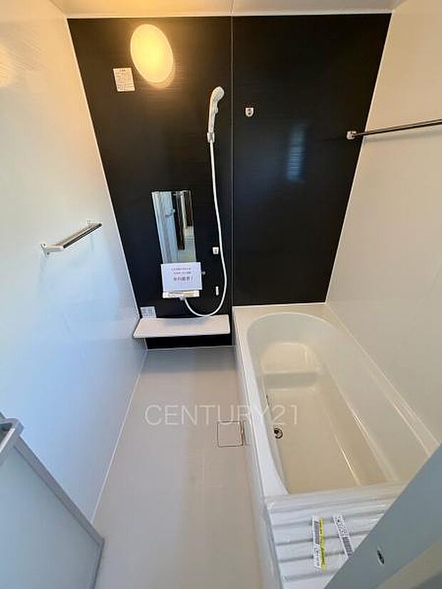 ゆったりと寛げる大型バスタブ。足を伸ばしたまま入浴可能です。浴室乾燥機付きで天候が悪い日でも洗濯をして衣類を乾燥させることができます。