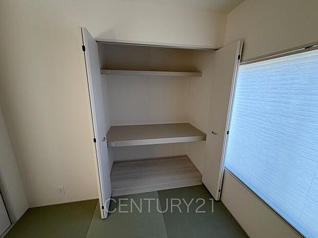 和室の収納はお布団も収納し易い仕切り棚付きです。