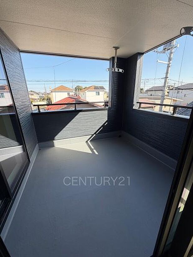 天井付きバルコニーは急な雨にも安心。干した洗濯物や布団が外壁に干渉しづらい、天井吊り下げ式の物干し金具付き。