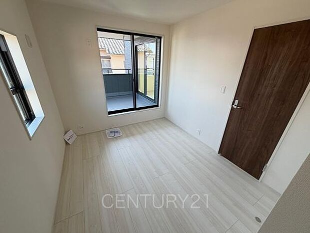 2面採光の明るい洋室です。