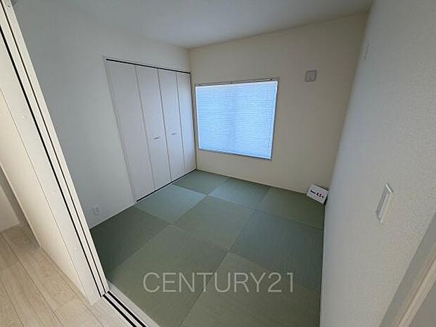 和室はLDKと続き間で開放感があります。引き戸で簡単に仕切れますので状況に合わせた使い方ができます。