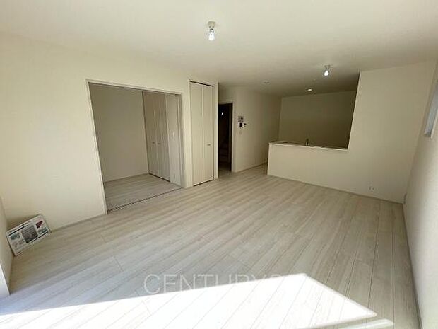 大きいソファーがおける広々リビング