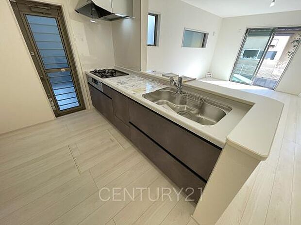 シンクも大きく洗い物もしやすい浄水器付。シャワーヘッドは引き出し可能、シンクの隅々まで洗い流せます。