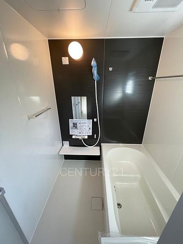 ゆったりと寛げる大型バスタブ。足を伸ばしたまま入浴可能です。浴室乾燥機付きで天候が悪い日でも洗濯をして衣類を乾燥させることができます。