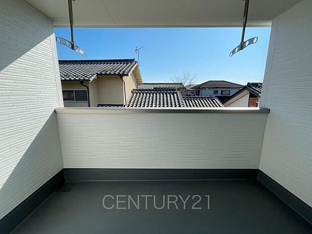 天井付きバルコニーは急な雨にも安心。干した洗濯物や布団が外壁に干渉しづらい、天井吊り下げ式の物干し金具付き。