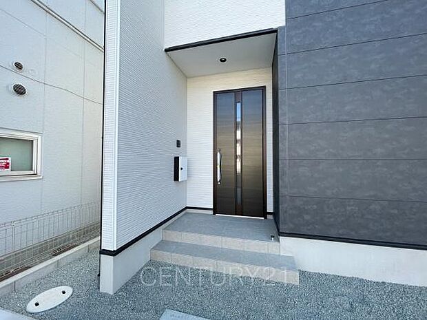 郵便物を守る鍵付きポストです。インターホンは録画機能付きで防犯面に優れます。