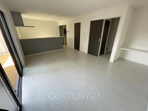 大きいソファーがおける広々リビング