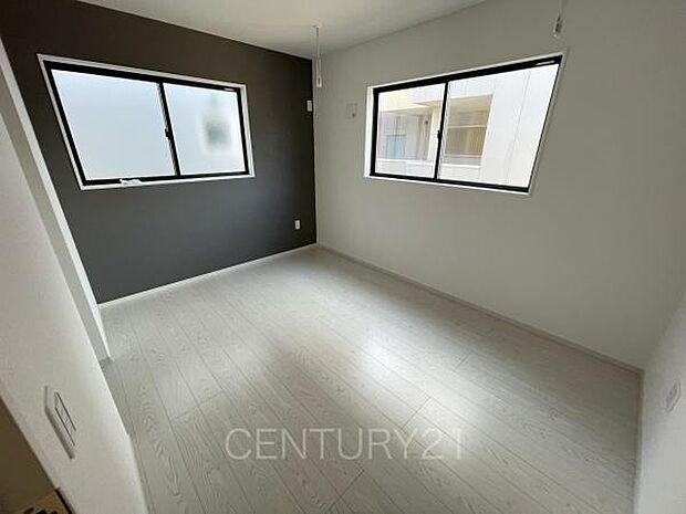 2面採光の明るい洋室です。