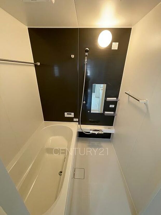 ゆったりと寛げる大型バスタブ。足を伸ばしたまま入浴可能です。浴室乾燥機付きで天候が悪い日でも洗濯をして衣類を乾燥させることができます。