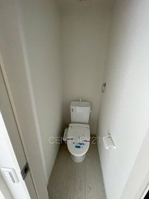 1階トレイです。温水シャワー洗浄機能付きです。