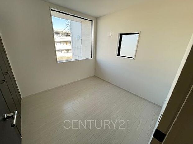 2面採光の明るい洋室です。