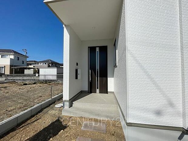 郵便物を守る鍵付きポストです。インターホンは録画機能付きで防犯面に優れます。