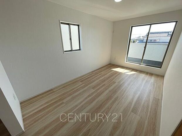 2面採光の明るい洋室です。