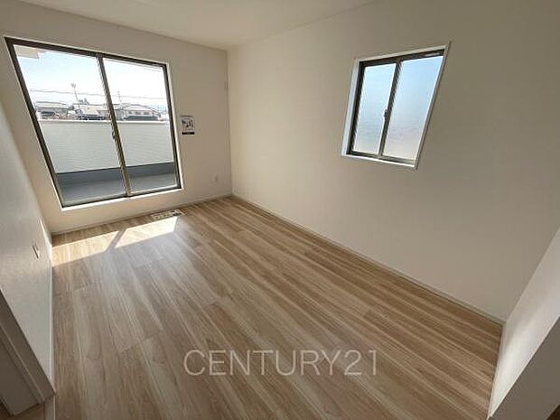 2面採光の明るい洋室です。