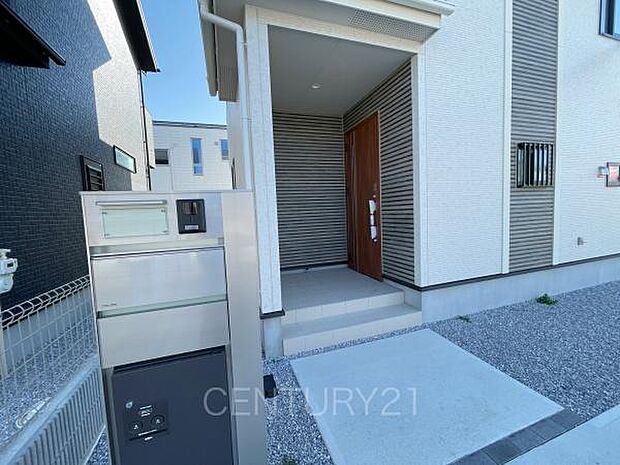 スマートキー付きの玄関。鍵を探すことなくドアの開閉が可能です。郵便物を守る鍵付きポストです。インターホンは録画機能付きで防犯面に優れます。