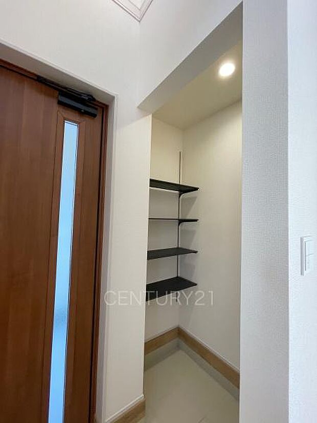 玄関横に土間収納付き。沢山の収納が可能です。