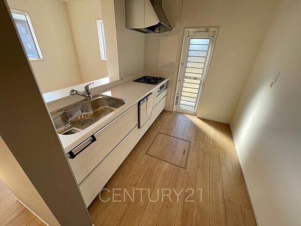 シンクも大きく洗い物もしやすい浄水器付。シャワーヘッドは引き出し可能、シンクの隅々まで洗い流せます。食器洗い乾燥機付きです。