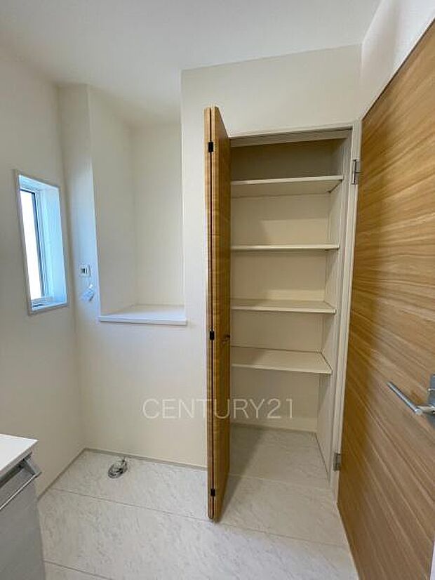 毎日の着替え・タオルなどを仕舞える便利な収納付きです。