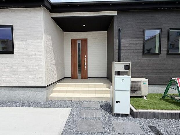 スマートキー付きの玄関。鍵を探すことなくドアの開閉が可能です。郵便物を守る鍵付きポストです。インターホンは録画機能付きで防犯面に優れます。