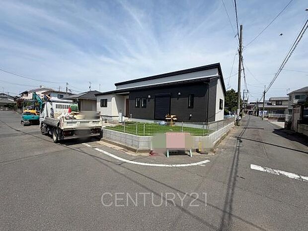 並列駐車可能な駐車場スペースです。