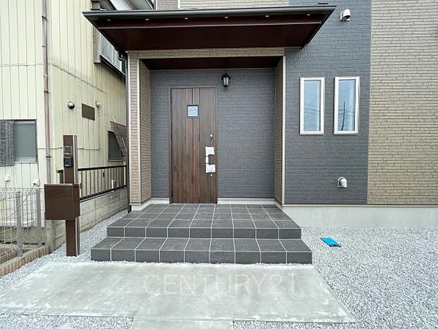 スマートキー付きの玄関。鍵を探すことなくドアの開閉が可能です。郵便物を守る鍵付きポストです。インターホンは録画機能付きで防犯面に優れます。
