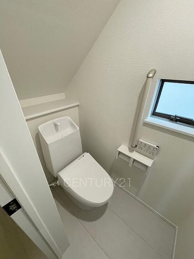 1階トレイです。温水シャワー洗浄機能付きです。手摺り付きです。