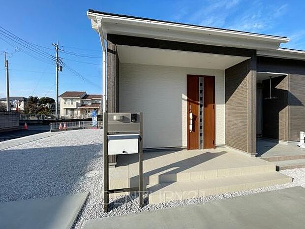 スマートキー付きの玄関。鍵を探すことなくドアの開閉が可能です。郵便物を守る鍵付きポストです。インターホンは録画機能付きで防犯面に優れます。