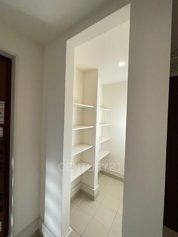 玄関横に土間収納付き。沢山の収納が可能です。