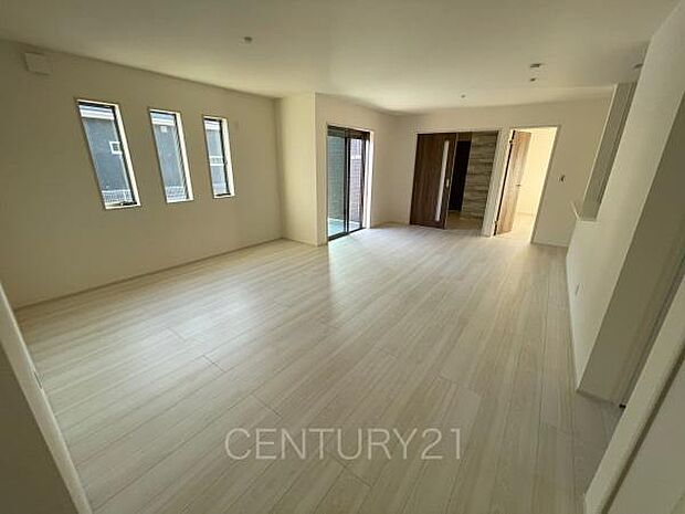 大きいソファーがおける広々リビング