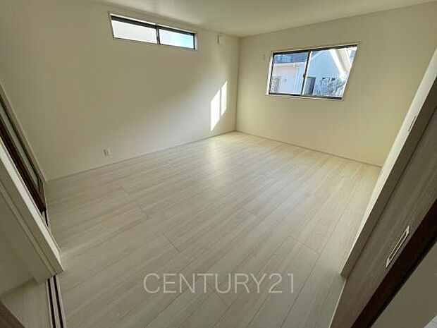 2面採光の明るい洋室です。