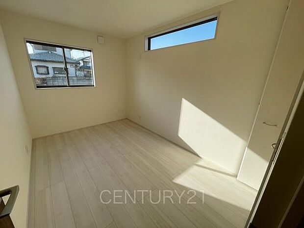 2面採光の明るい洋室です。