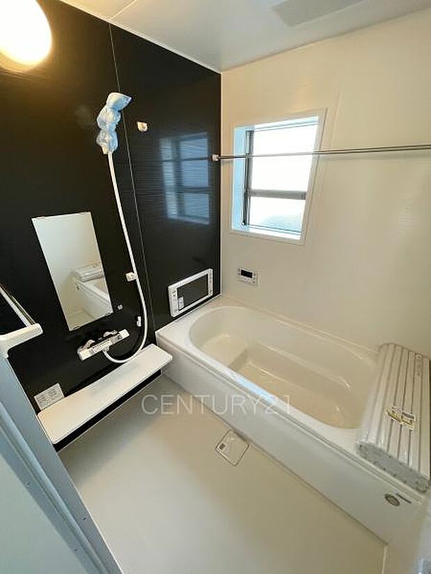 ゆったりと寛げる大型バスタブ。足を伸ばしたまま入浴可能です。浴室乾燥機付きで天候が悪い日でも洗濯をして衣類を乾燥させることができます。