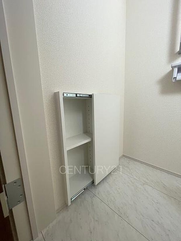 トイレ壁部分に埋め込み収納付き。ペーパーストックに便利です。