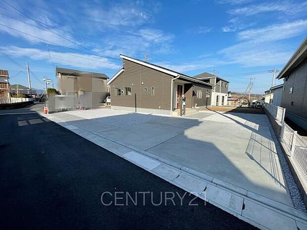 並列駐車可能な駐車場スペースです。