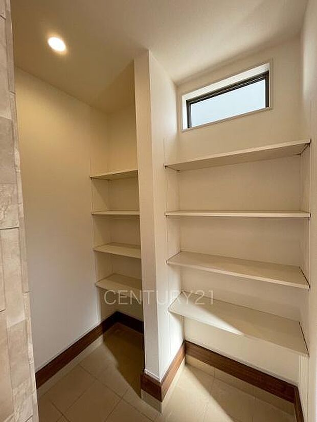 玄関横に土間収納付き。沢山の収納が可能です。