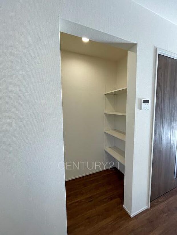 キッチン横に食材等の収納に便利な収納スペース付き。