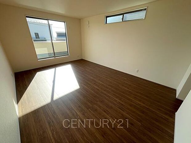 2面採光の明るい洋室です。