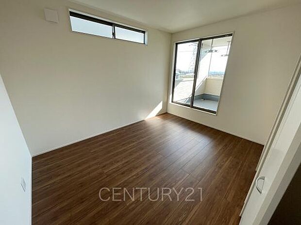 2面採光の明るい洋室です。