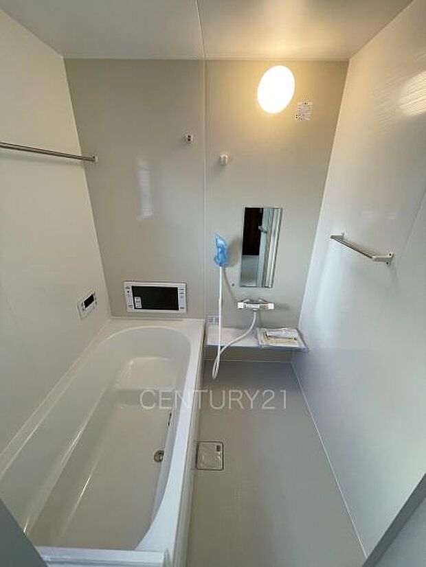 ゆったりと寛げる大型バスタブ。足を伸ばしたまま入浴可能です。浴室乾燥機付きで天候が悪い日でも洗濯をして衣類を乾燥させることができます。