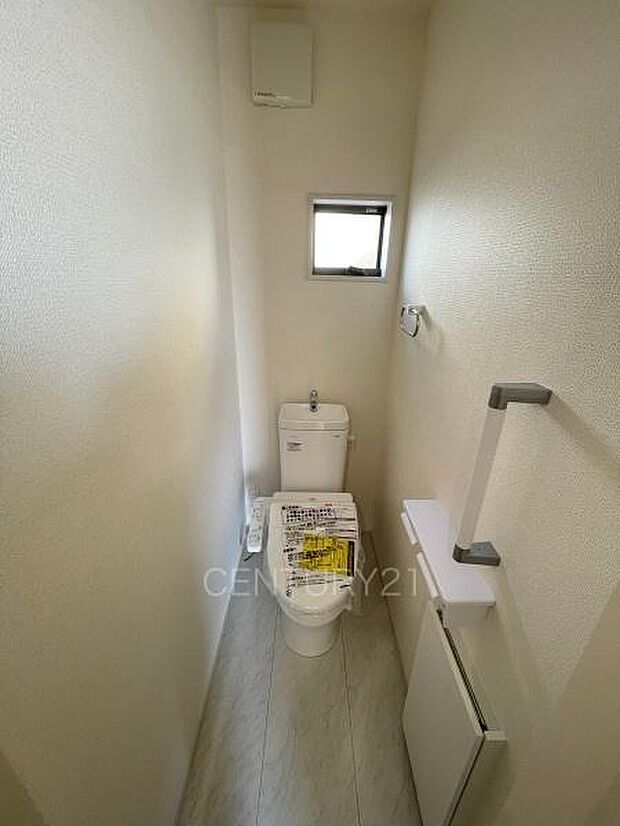 1階トレイです。温水シャワー洗浄機能付きです。手摺り付きです。