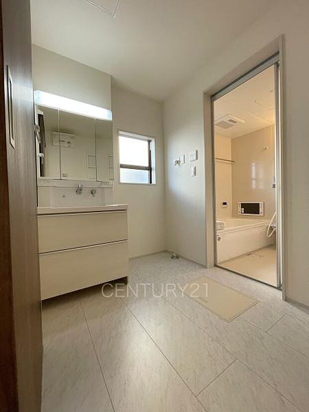 三面鏡付きの洗面台には鏡の裏に収納があり、すっきり片付けられます。洗髪も可能な伸縮機能つきシャワーヘッドです。