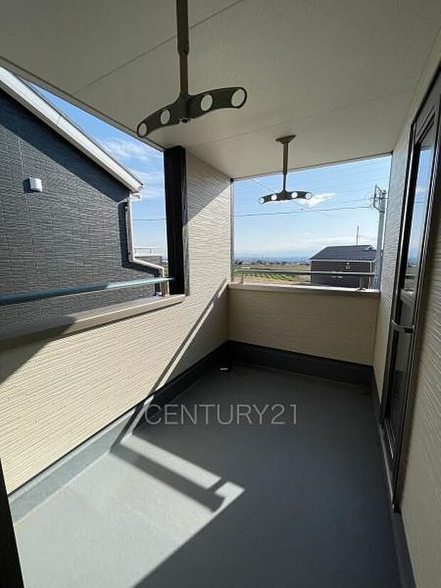 天井付きバルコニーは急な雨にも安心。干した洗濯物や布団が外壁に干渉しづらい、天井吊り下げ式の物干し金具付き。