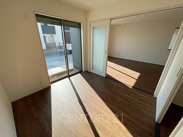 1階洋室です、LDKと続き間で開放感があります。引き戸で簡単に仕切れますので状況に合わせた使い方ができます。