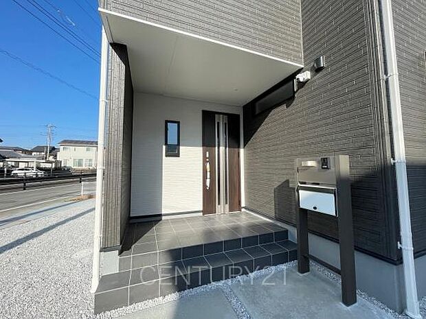 スマートキー付きの玄関。鍵を探すことなくドアの開閉が可能です。郵便物を守る鍵付きポストです。インターホンは録画機能付きで防犯面に優れます。